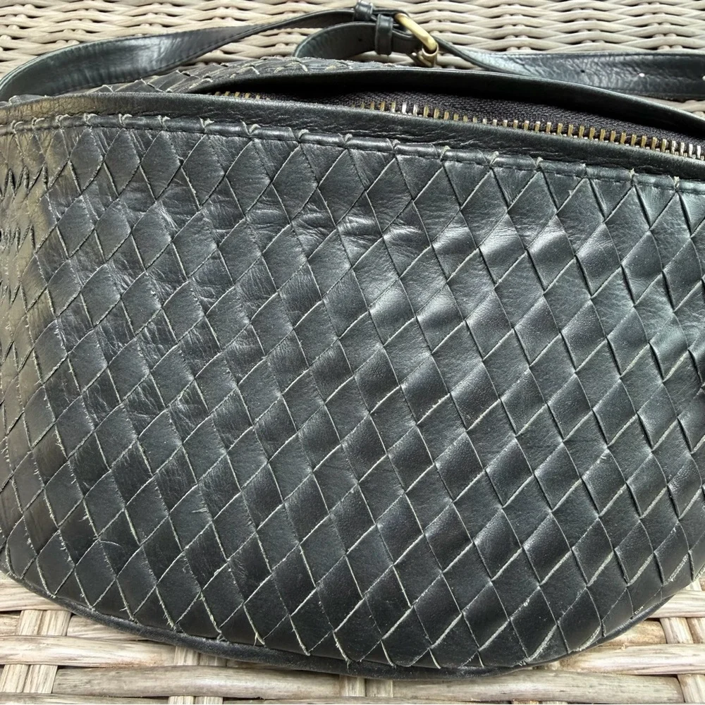 MANDRN Woven Atlas Crossbody! 💃 🔥 - Picture 4 of 14